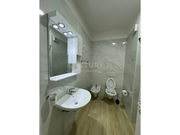 Tirane, jepet me qera apartament 1+1+Ballkon Kati 7, 65 m² 550 € (tregu elektrik)