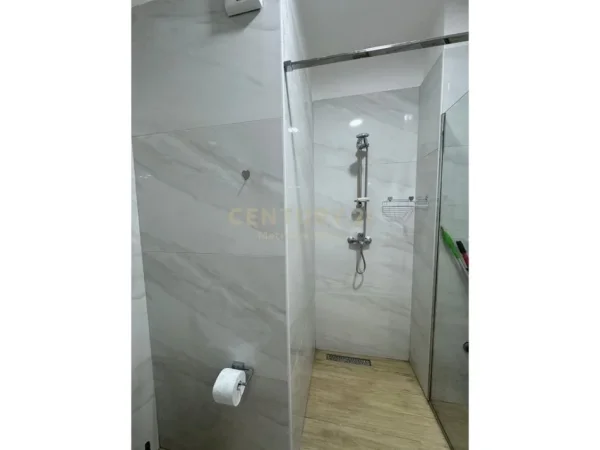 Tirane, jepet me qera apartament 1+1+Ballkon Kati 7, 65 m² 550 € (tregu elektrik)