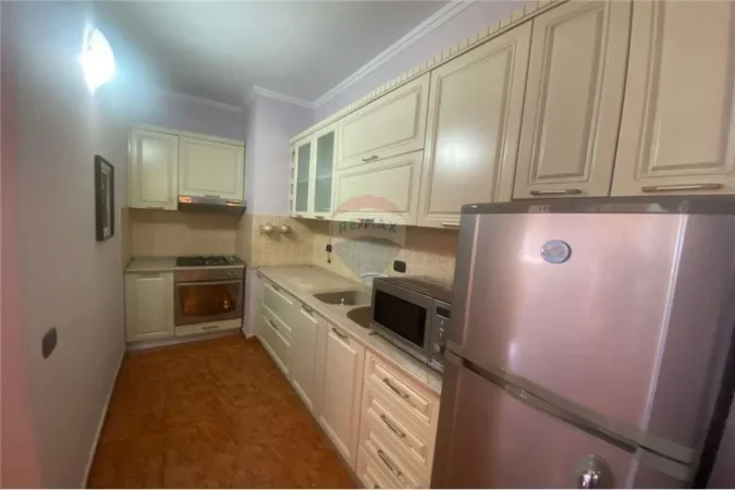 Tirane, jepet me qera apartament 2+1 Kati 10, 80 m² 450 € (laprake)