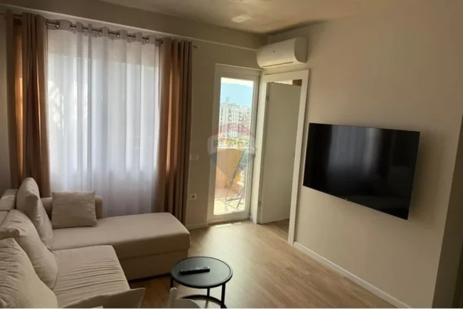 Tirane, jepet me qera apartament 1+1 , 60 m² 600 € (astir)