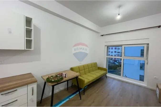 Tirane, jepet me qera apartament 1+1 , 50 m² 450 € (kompleksi mangalem)