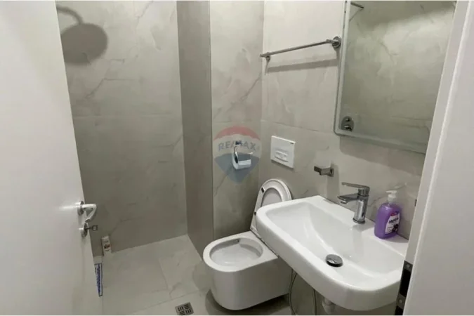 Tirane, jepet me qera apartament 1+1 , 50 m² 450 € (kompleksi mangalem)