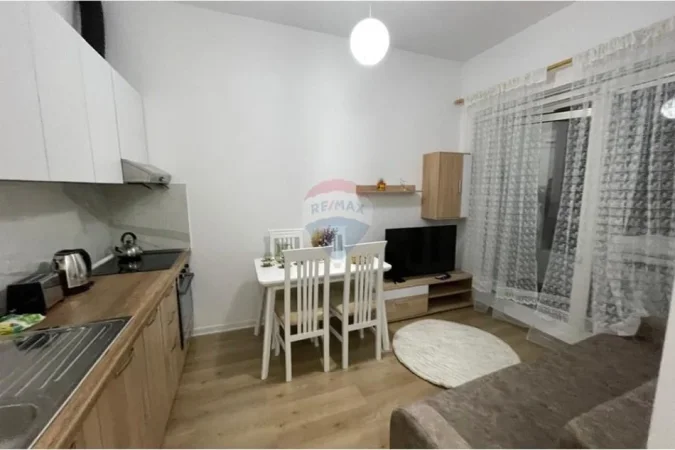 Tirane, jepet me qera apartament 1+1 , 50 m² 450 € (kompleksi mangalem)