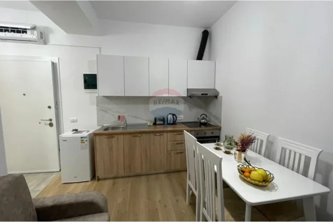 Tirane, jepet me qera apartament 1+1 , 50 m² 450 € (kompleksi mangalem)