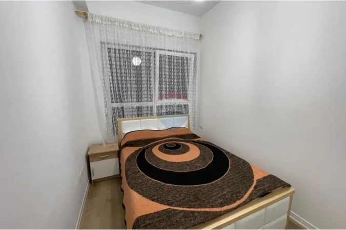 Tirane, jepet me qera apartament 1+1 , 50 m² 450 € (kompleksi mangalem)