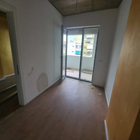 Te Mjeksia, shes 2 apartamente 1+1+Ballkon Kati 3, 106 m²-  )