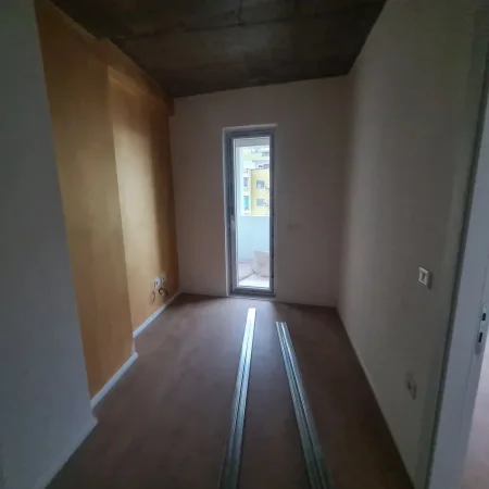 Te Mjeksia, shes 2 apartamente 1+1+Ballkon Kati 3, 106 m²-  )