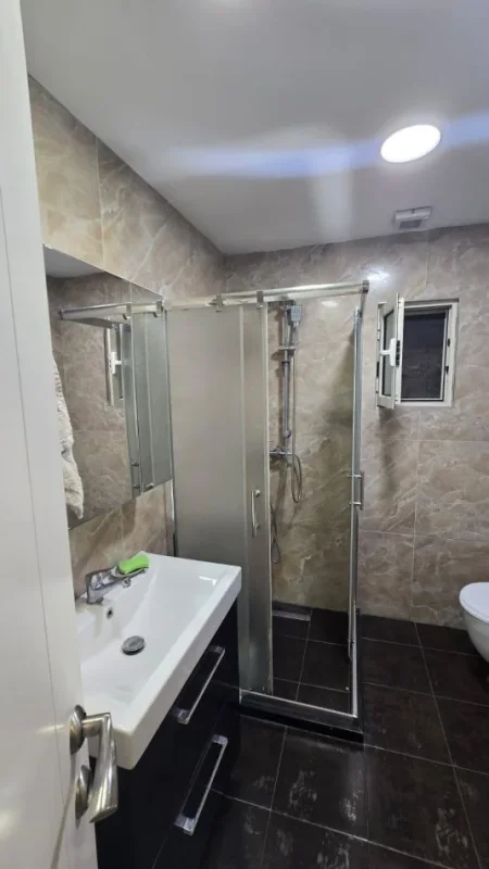 Tirane, jepet me qera apartament 2+1 Kati 3, 78 m² 650 € (RRUGA E ELBASANIT)
