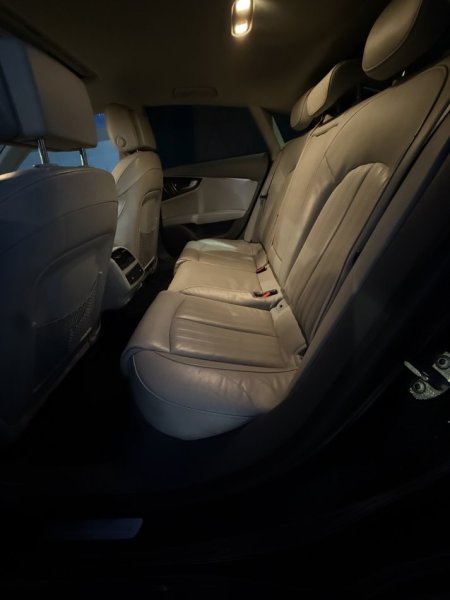 Tirane, shitet makine Audi A7 2013 Benzin, blu e errët automatik Klima 250.000 km 11.000 €