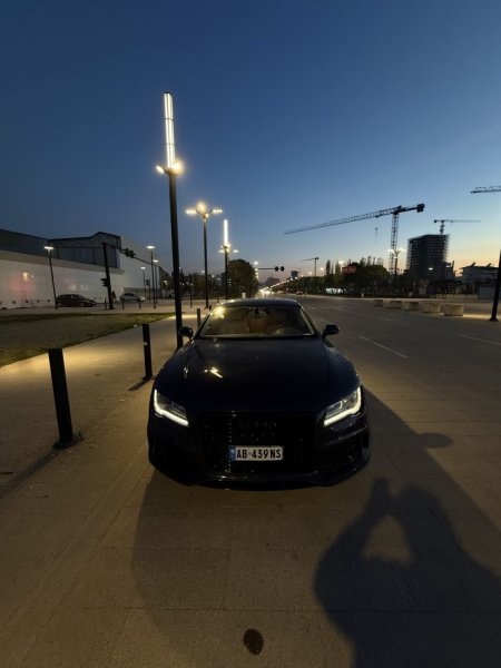 Tirane, shitet makine Audi A7 2013 Benzin, blu e errët automatik Klima 250.000 km 11.000 €