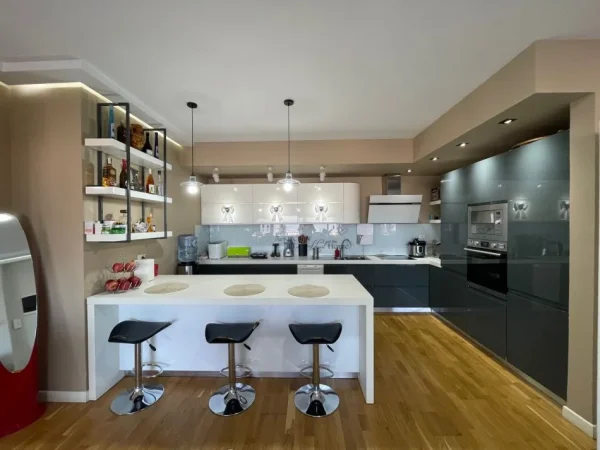 Tirane, shes apartament 3+1+2 + verande,Ballkon , 420.000 € (Kopshti Botanik)