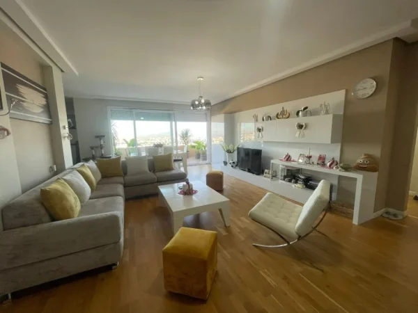 Tirane, shes apartament 3+1+2 + verande,Ballkon , 420.000 € (Kopshti Botanik)