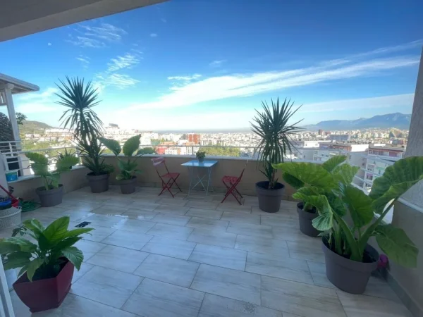 Tirane, shes apartament 3+1+2 + verande,Ballkon , 420.000 € (Kopshti Botanik)