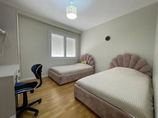 Tirane, shes apartament 3+1+2 + verande,Ballkon , 420.000 € (Kopshti Botanik)