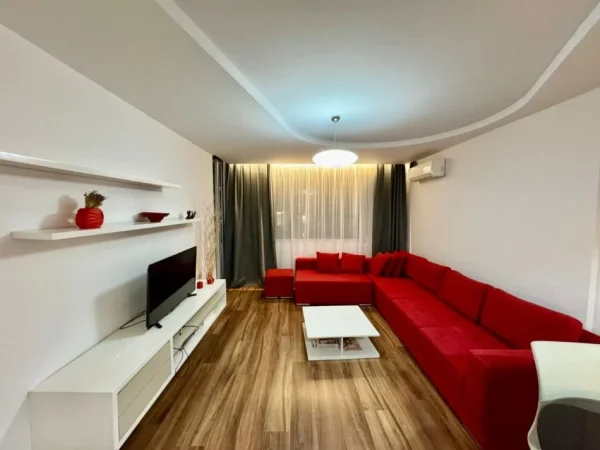Tirane, jepet me qera apartament 1+1+Aneks+Ballkon Kati 10, 70 m² 700 € (Komuna e Parisit, Rruga Prokop Mima)