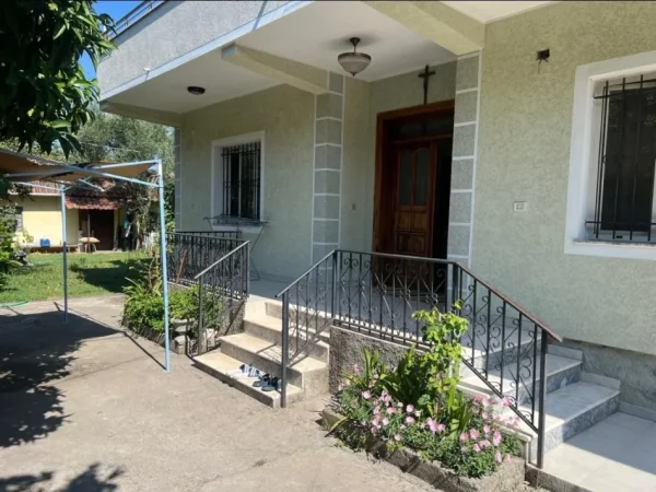 Tirane, shitet apartament Kati 1, (Laprake)