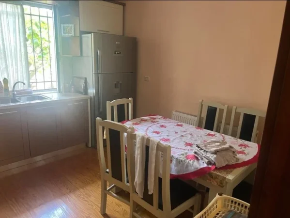 Tirane, shitet apartament Kati 1, (Laprake)