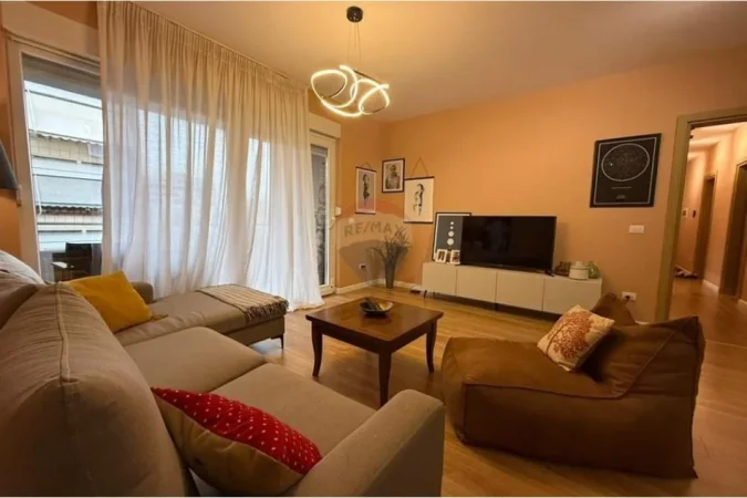 Tirane, jepet me qera apartament 2+1+Ballkon Kati 5, 105 m² 1.000 € (Rruga e Barrikadave)