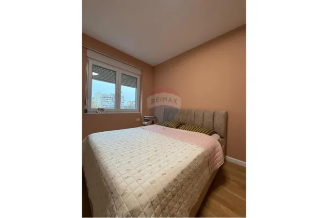 Tirane, jepet me qera apartament 2+1+Ballkon Kati 5, 105 m² 1.000 € (Rruga e Barrikadave)