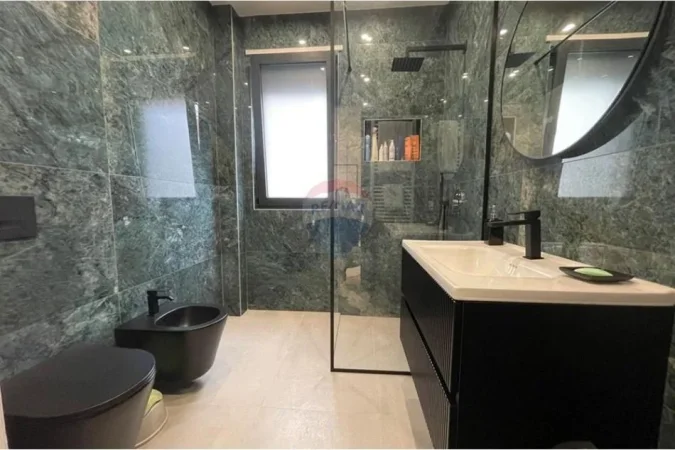 Tirane, jepet me qera apartament 2+1+Ballkon , 121 m² 1.300 € (Liqeni Thatë)