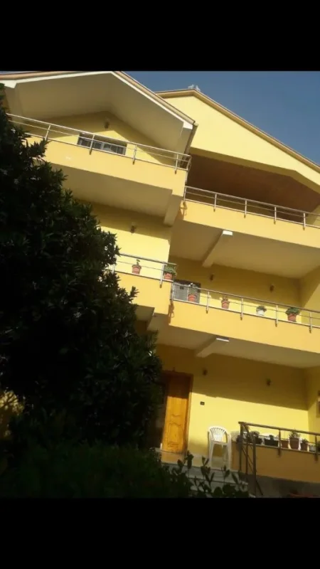 Tirane, jepet me qera Vile 3 Katshe Kati 3, 280 m² 2.000 € (Don Dosko)