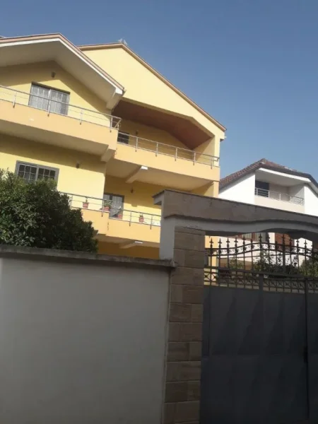 Tirane, jepet me qera Vile 3 Katshe Kati 3, 280 m² 2.000 € (Don Dosko)