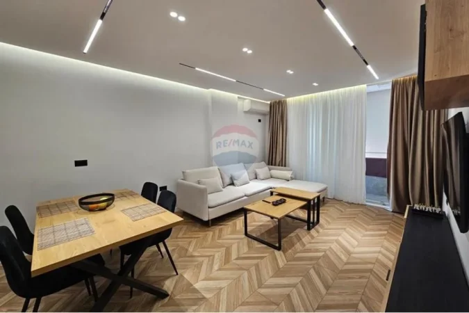 Tirane, jepet me qera apartament 1+1+Ballkon , 85 m² 1.000 € (Komuna Parisit)