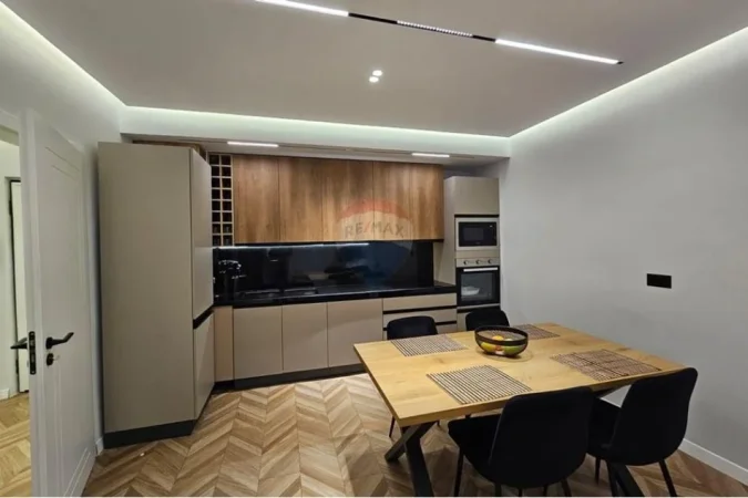 Tirane, jepet me qera apartament 1+1+Ballkon , 85 m² 1.000 € (Komuna Parisit)