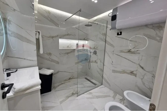 Tirane, jepet me qera apartament 1+1+Ballkon , 85 m² 1.000 € (Komuna Parisit)