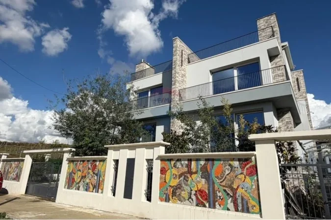 Tirane, jepet me qera Vile , 500 m² 4.000 € (Farkë e vogël)