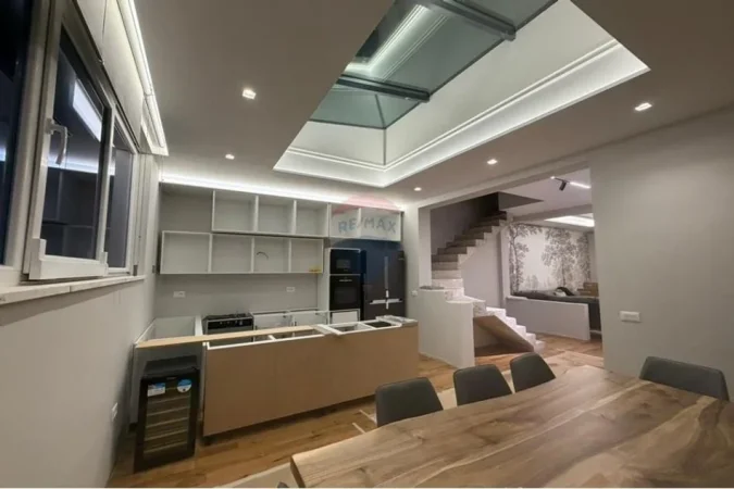 Tirane, jepet me qera Vile , 500 m² 4.000 € (Farkë e vogël)