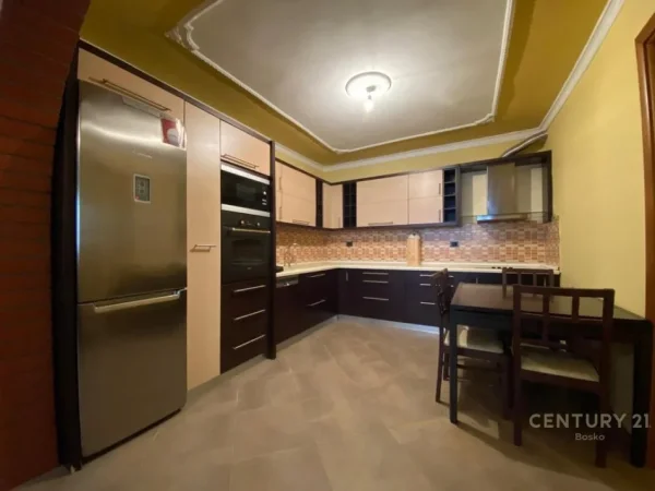 Tirane, jepet me qera apartament 3+1 Kati 3, 122 m² 700 € (Rruga Mine peza)