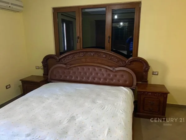 Tirane, jepet me qera apartament 3+1 Kati 3, 122 m² 700 € (Rruga Mine peza)