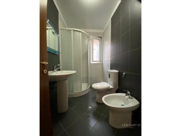 Tirane, jepet me qera apartament 3+1 Kati 3, 122 m² 700 € (Rruga Mine peza)