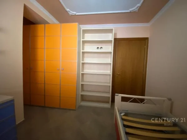 Tirane, jepet me qera apartament 3+1 Kati 3, 122 m² 700 € (Rruga Mine peza)