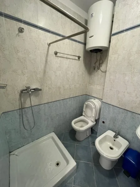 Tirane, jap me qera zyre Kati 2, 129 m² 600 € (Te Arturbina, Rr. Sami Frasheri)