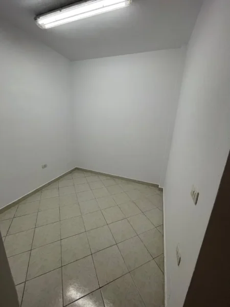 Tirane, jap me qera zyre Kati 2, 129 m² 600 € (Te Arturbina, Rr. Sami Frasheri)