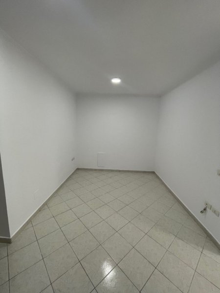 Tirane, jap me qera zyre Kati 2, 129 m² 600 € (Te Arturbina, Rr. Sami Frasheri)