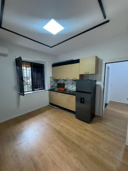 Tirane, jepet me qera zyre Kati 2, 45 m² 800 € (KAFE FLORA ,QENDER)