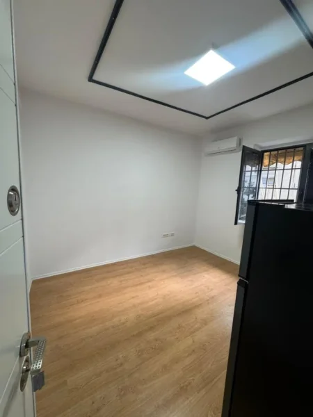 Tirane, jepet me qera zyre Kati 2, 45 m² 800 € (KAFE FLORA ,QENDER)