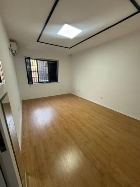 Tirane, jepet me qera zyre Kati 2, 45 m² 800 € (KAFE FLORA ,QENDER)