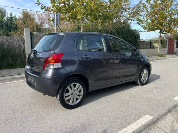 Vlore - Lungomare, shes makine Toyota Yaris 2010 1.4Naft Nafte, gri e erret manuale Klima 176.000 km 4.500 €