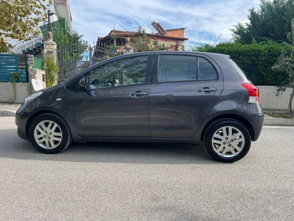 Vlore - Lungomare, shes makine Toyota Yaris 2010 1.4Naft Nafte, gri e erret manuale Klima 176.000 km 4.500 €