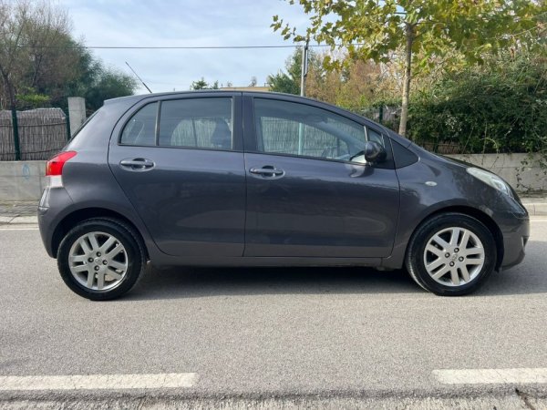 Vlore - Lungomare, shes makine Toyota Yaris 2010 1.4Naft Nafte, gri e erret manuale Klima 176.000 km 4.500 €
