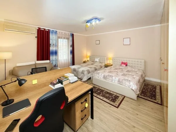 Tirane, jepet me qera Vile 4-Kateshe,  577 m² 4.500 € (Shkolla e Kuqe)