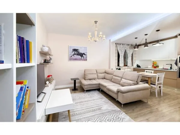 Tirane, jepet me qera Vile 4-Kateshe,  577 m² 4.500 € (Shkolla e Kuqe)