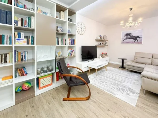 Tirane, jepet me qera Vile 4-Kateshe,  577 m² 4.500 € (Shkolla e Kuqe)