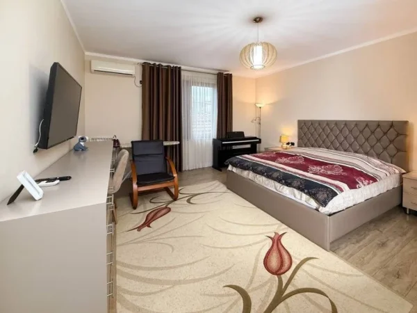 Tirane, jepet me qera Vile 4-Kateshe,  577 m² 4.500 € (Shkolla e Kuqe)