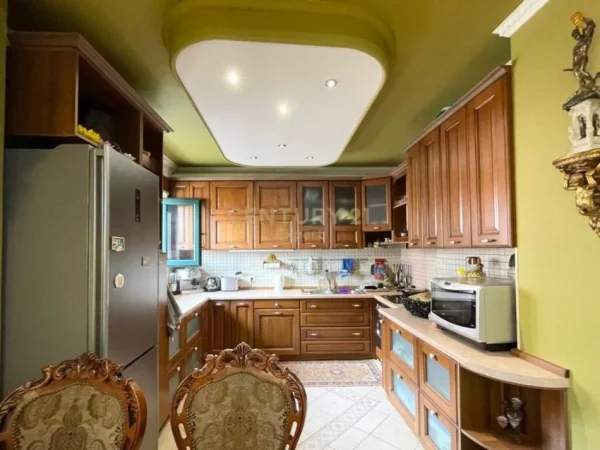 Tirane, jepet me qera apartament 3+1+Ballkon Kati 7, 106 m² 3.300 € (sheshi skenderbeu tek galleria)