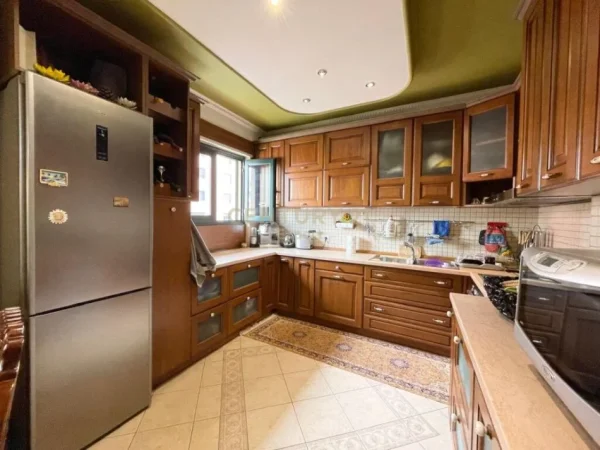 Tirane, jepet me qera apartament 3+1+Ballkon Kati 7, 106 m² 3.300 € (sheshi skenderbeu tek galleria)